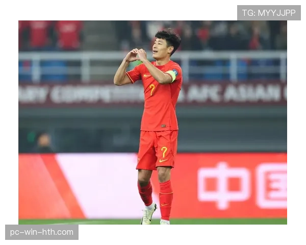 武磊穿着旧卫衣排队买早点，旁边堆着好几个名牌袋子，这画面也太违和了